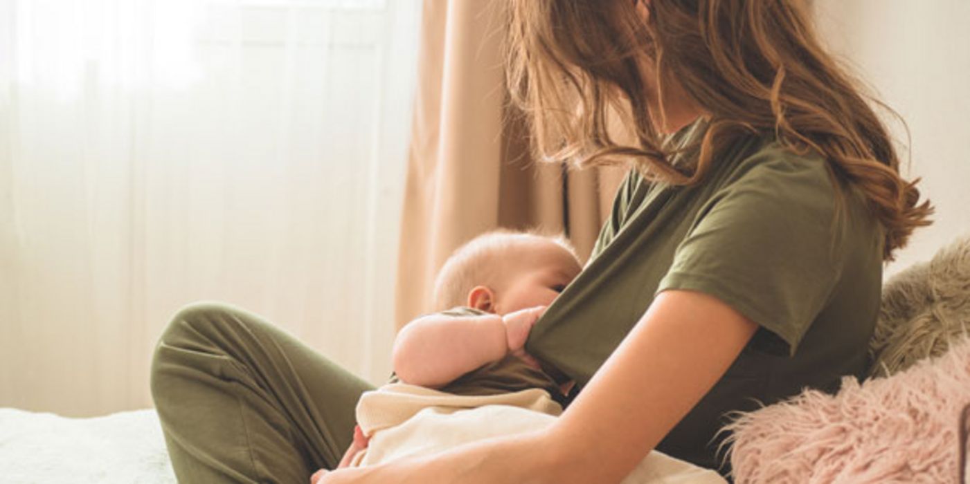 Über die Muttermilch werden Darmbakterien von der Mutter auf das Baby übertragen.