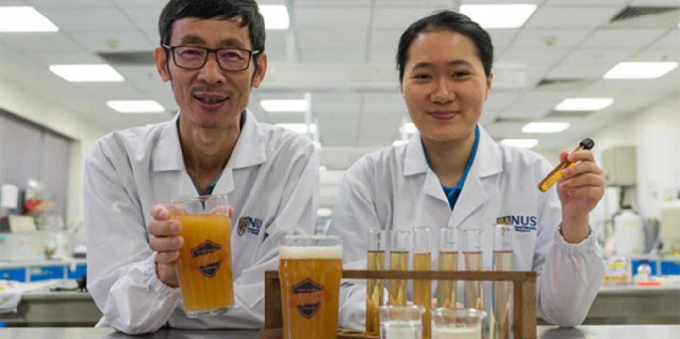 Associate Professor Liu Shao Quan (links) und Chan Mei Zhi Alcine hoffen, dass ihr neues Bier der Gesundheit nützt.