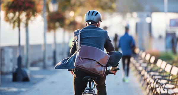 Mann, fährt mit dem Fahrrad zur Arbeit.