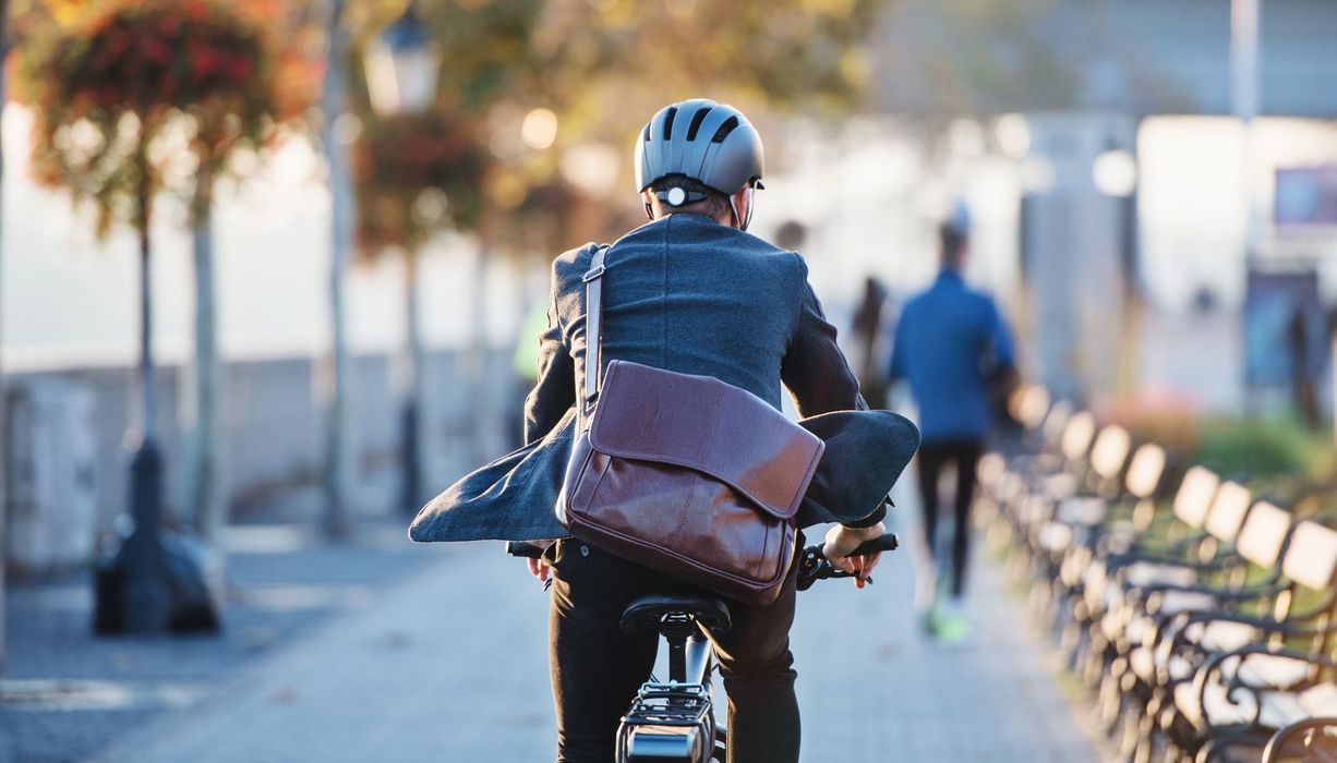 Mann, fährt mit dem Fahrrad zur Arbeit.