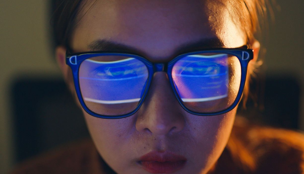 Frau mit einer Brille mit Blaulichtfilter.