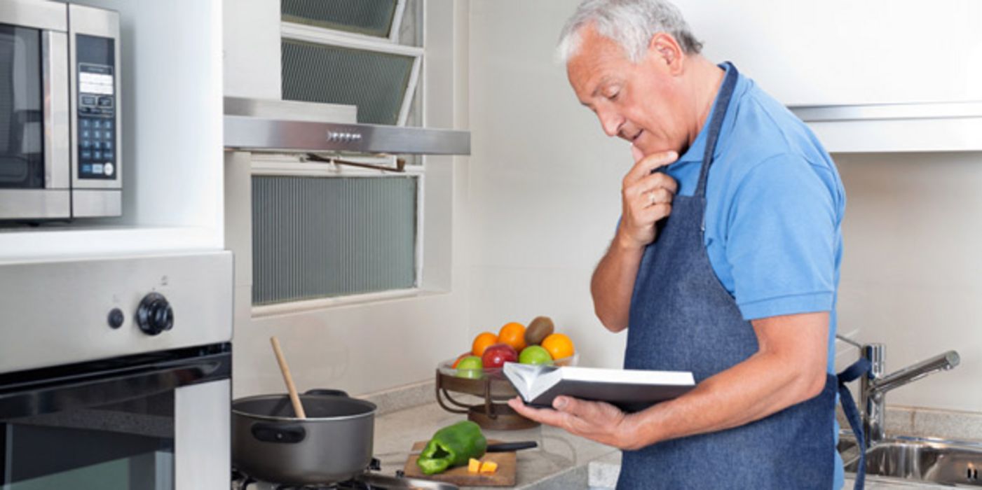 Mittelalter Mann in der Küche beim Kochen