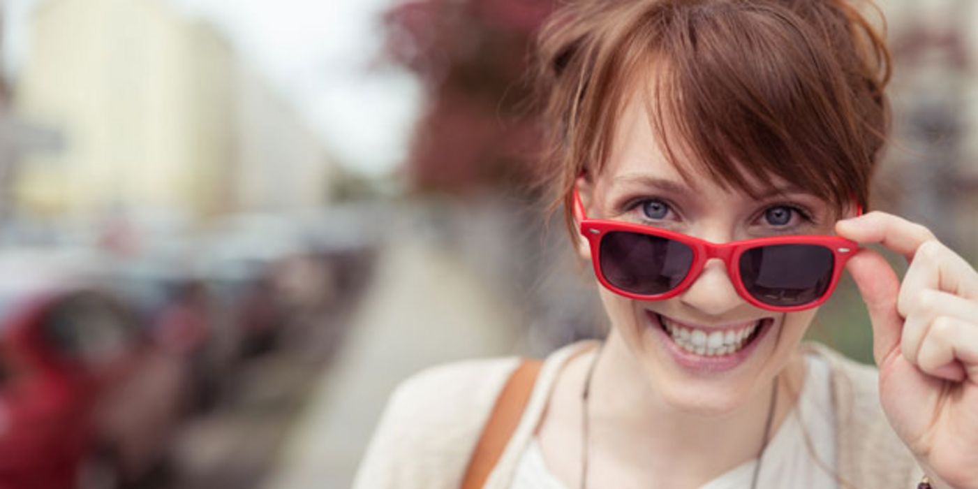 UV-Licht kann zu Netzhautschäden führen. Eine Sonnenbrille kann davor schützen. 