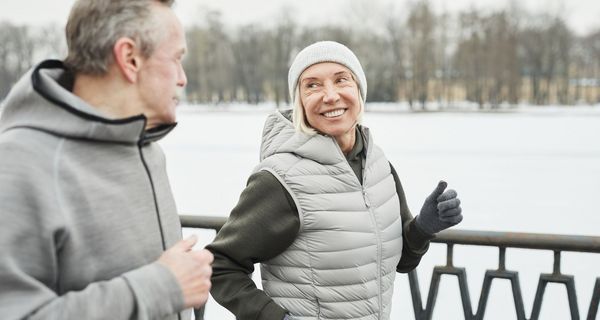 Älteres Paar beim Joggen.