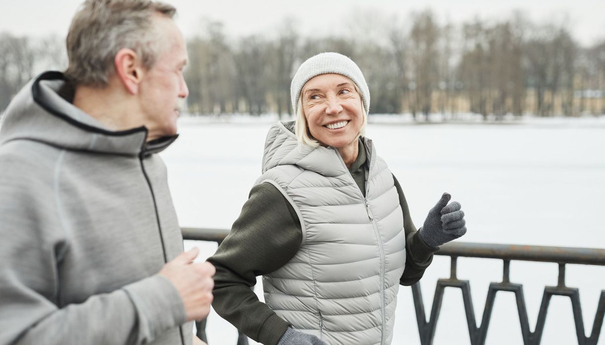 Älteres Paar beim Joggen.