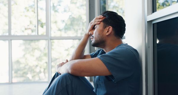 Mann mit Kopfschmerzen.