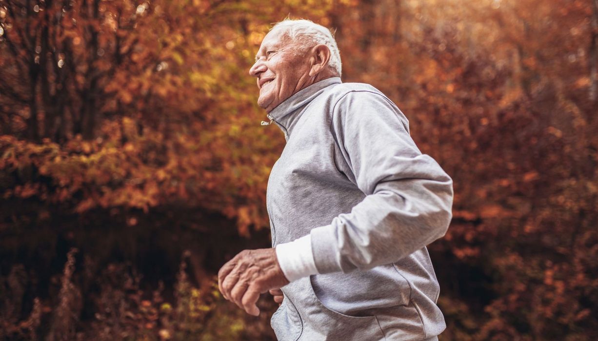 Ältere Mann, joggt draußen.