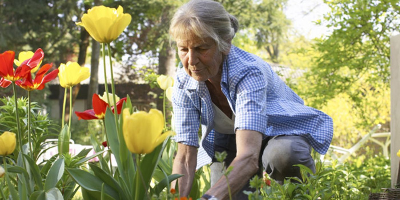 Frau bei der Gartenarbeit