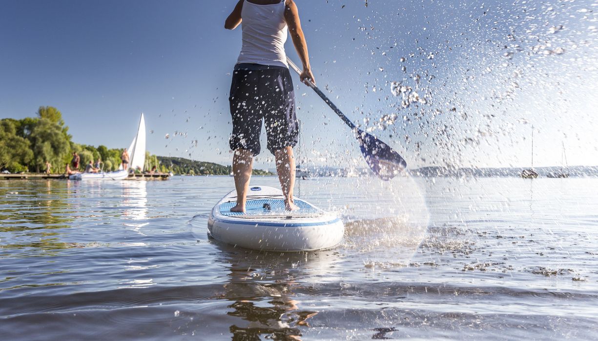 Frau auf einem Paddelboard.