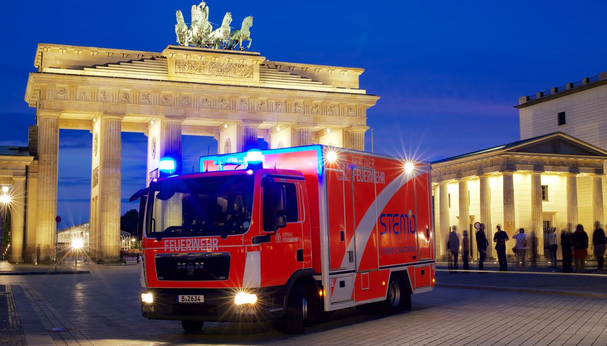 Foto eines STEMO-Fahrzeugs vor dem Brandenburger Tor in Berlin.