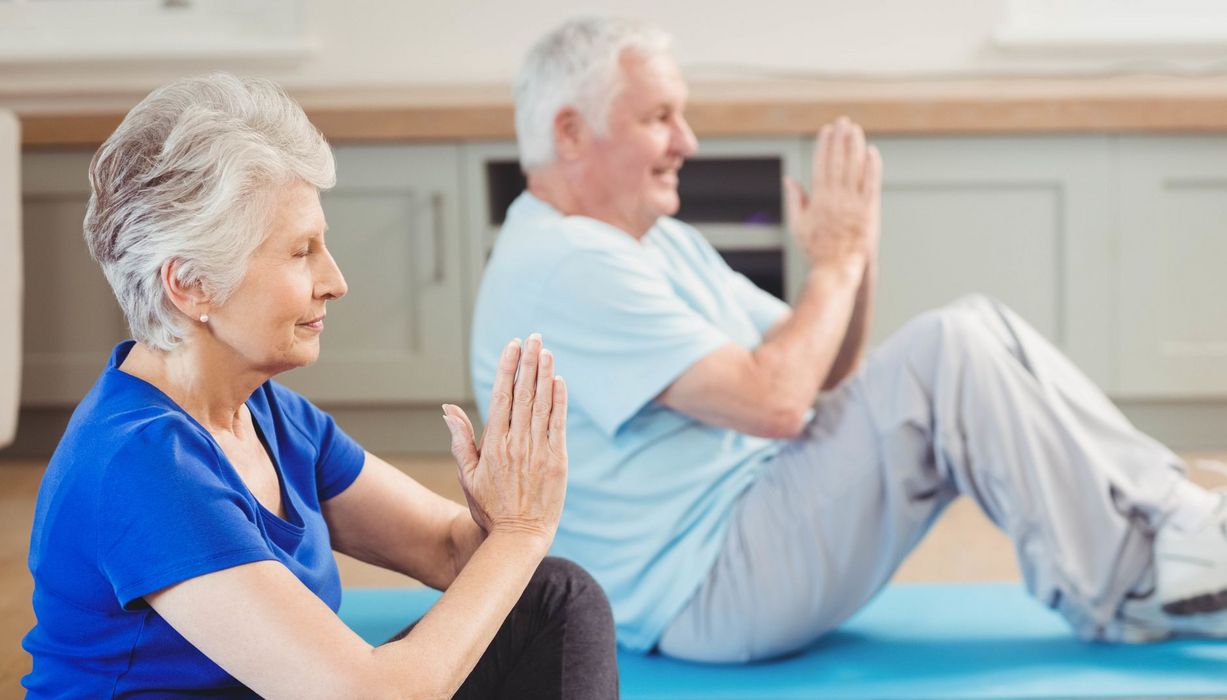 Älteres Paar macht Yoga.