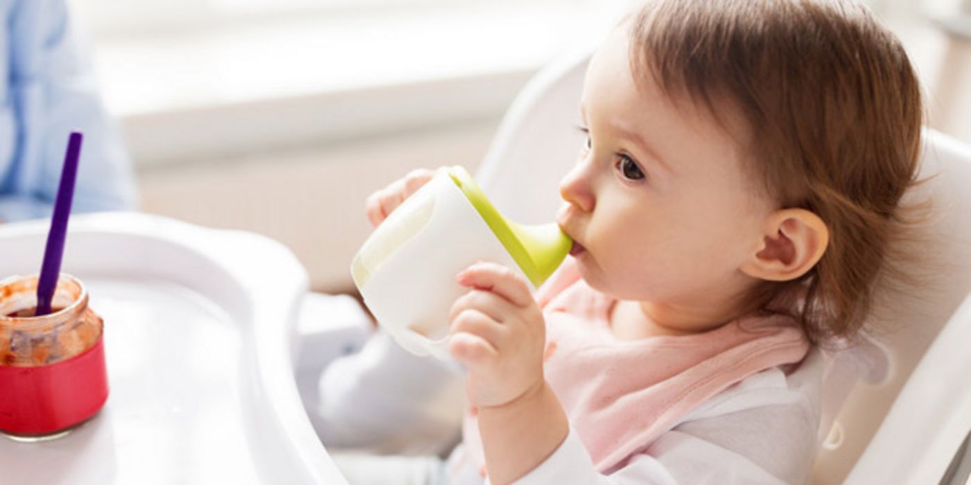 Babys unter einem Jahr sollten keinen Fruchtsaft trinken.