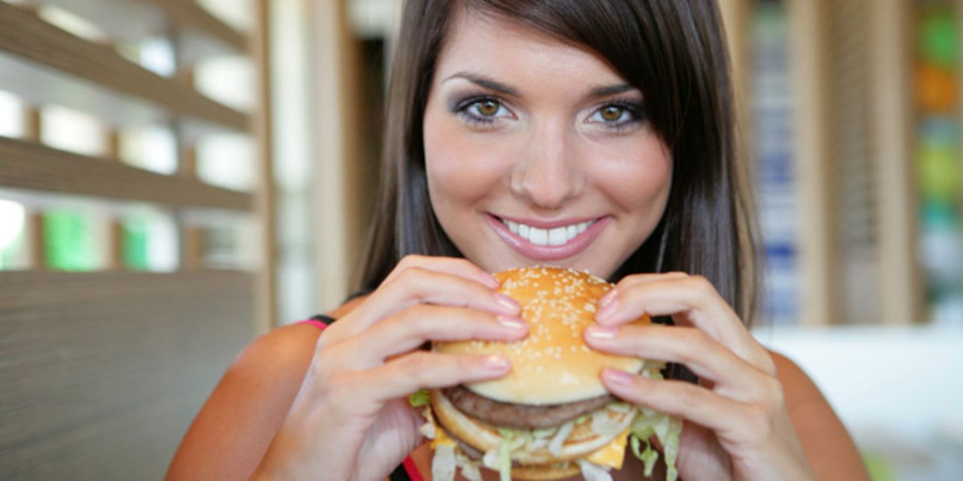 Frau beißt in Hamburger