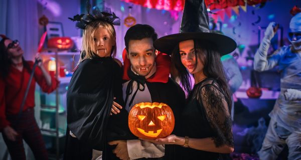 Familie auf einer Halloween-Party