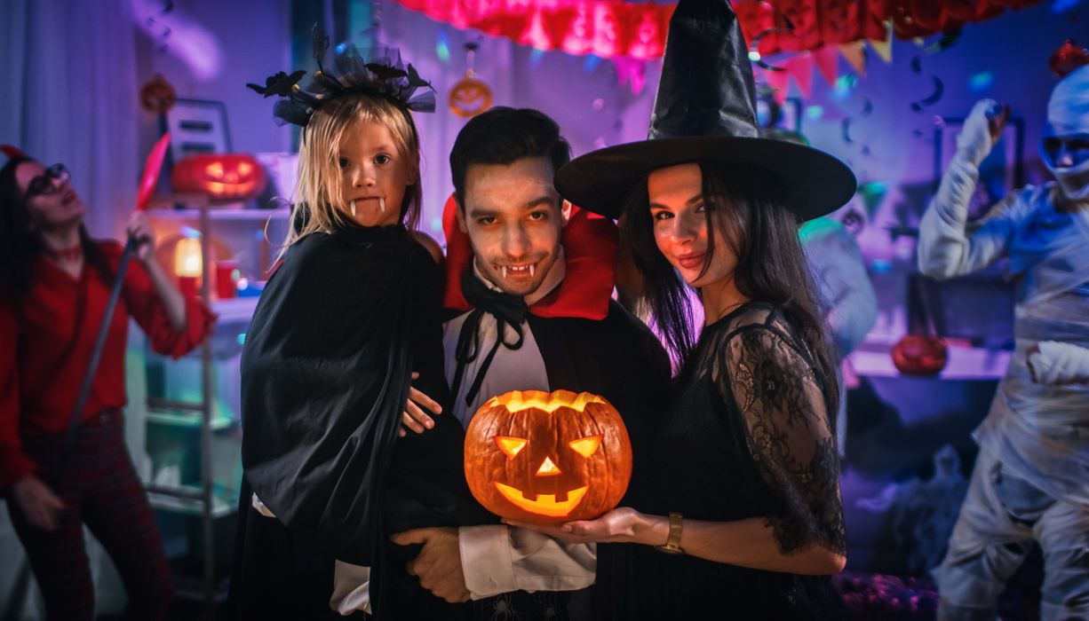 Familie auf einer Halloween-Party