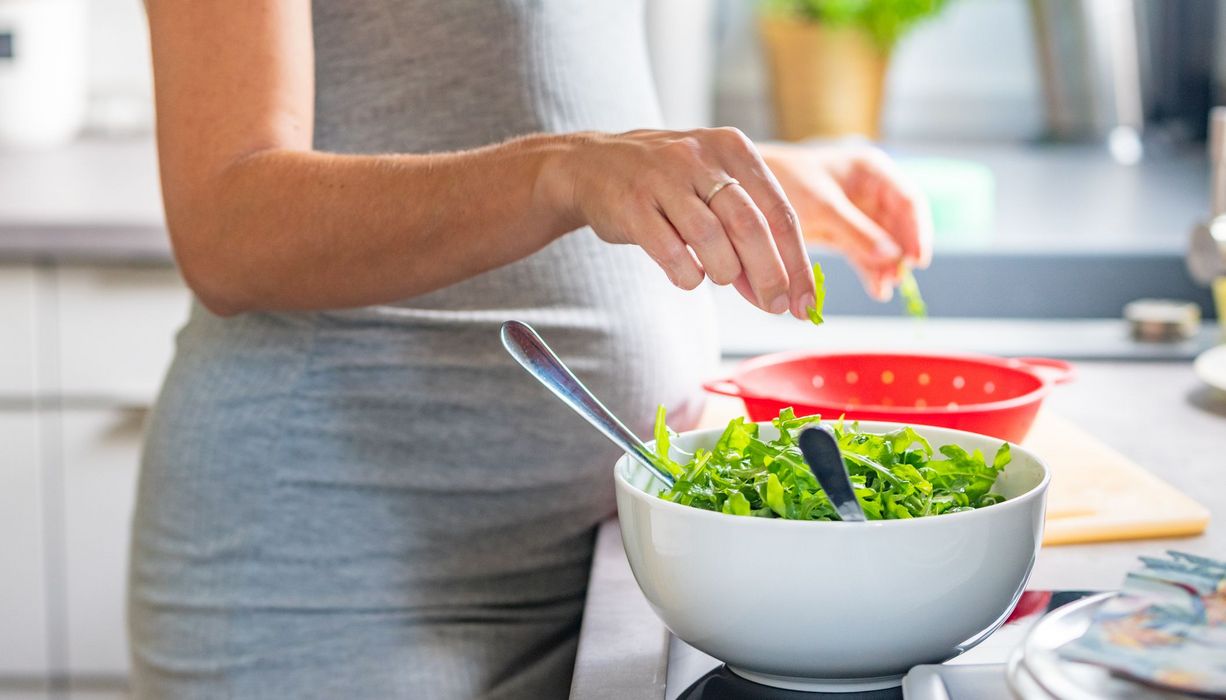 Hat es Auswirkungen auf das Baby, wenn die Mutter in der Schwangerschaft auf Fleisch und tierische Produkte verzichtet? Das haben Forscher untersucht.