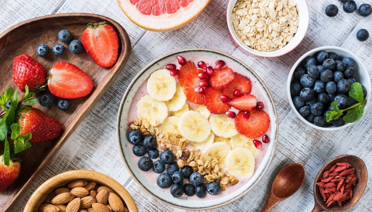 Foto von Frühstücksbowl mit Obstschalen.