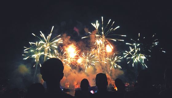 Menschengruppe, schaut sich ein Feuerwerk an.