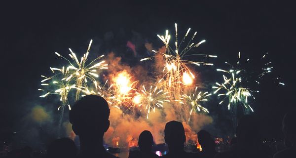 Menschengruppe, schaut sich ein Feuerwerk an.