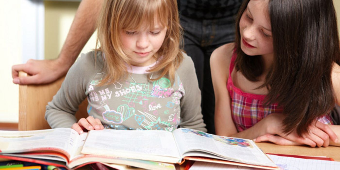 Zwei Schülerinnen, ca 9/10 Jahre alt, beim Lesen in der Schule