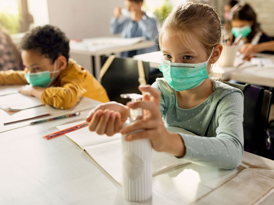 In der Schule spielt nach wie vor die Händedesinfektion eine große Rolle, um das Coronavirus abzuwehren.