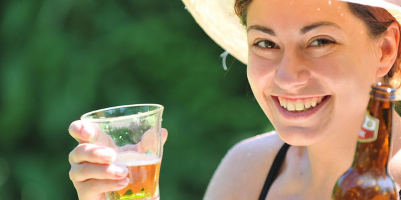 Frau mit Bier