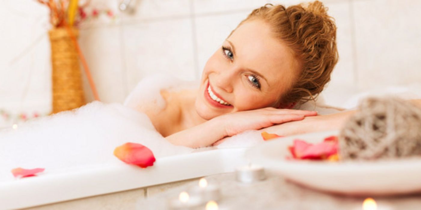 Frau entspannt in der Badewanne.