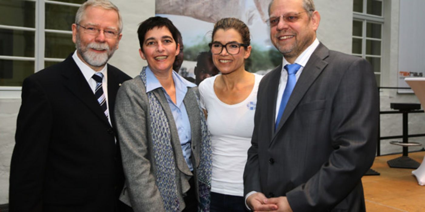 v.l.: Lutz Engelen, Präsident der Apothekerkammer Nordrhein, NRW-Gesundheitsministerin Barbara Steffens, Medeor-Botschafterin Anke Engelke und Bernd Pastors, Vorstand von action medeor