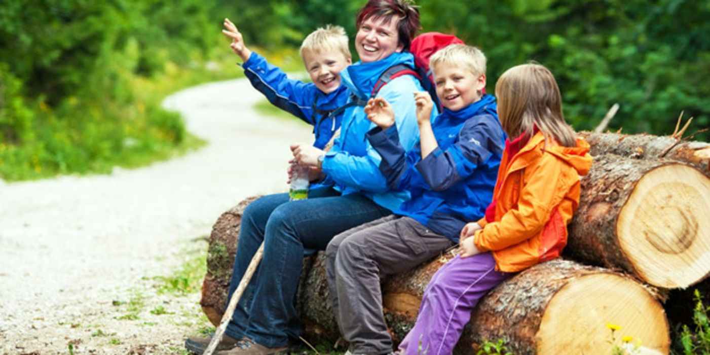 Mutter mit drei Kindern beim Wandern