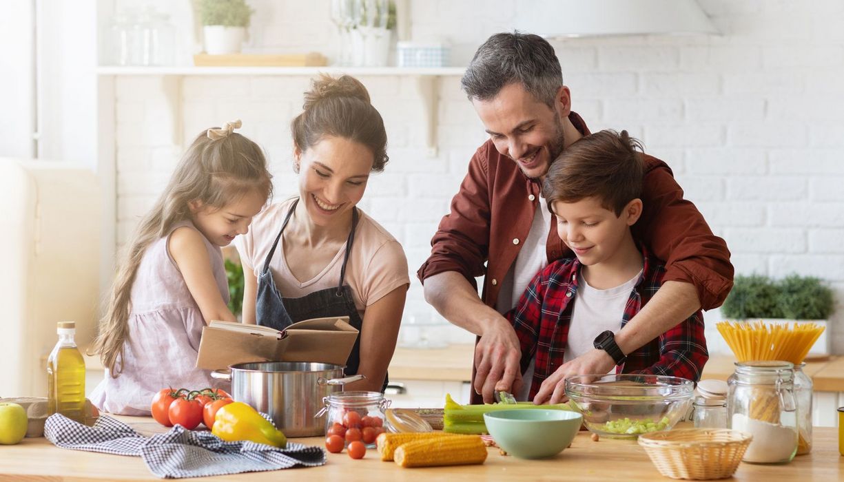 Familie bereite Mahlzeit zu.