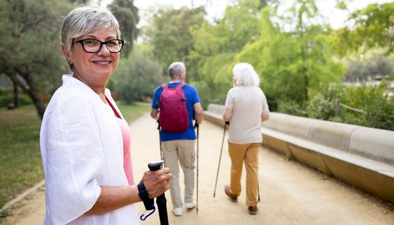 Nordic Walking Gruppe im Wald