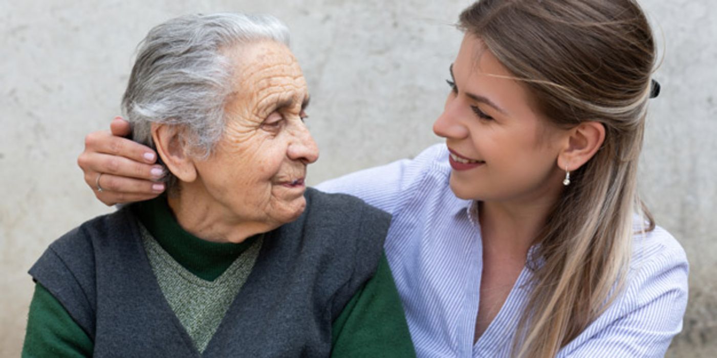 Frauen erkranken häufiger an Alzheimer als Männer.