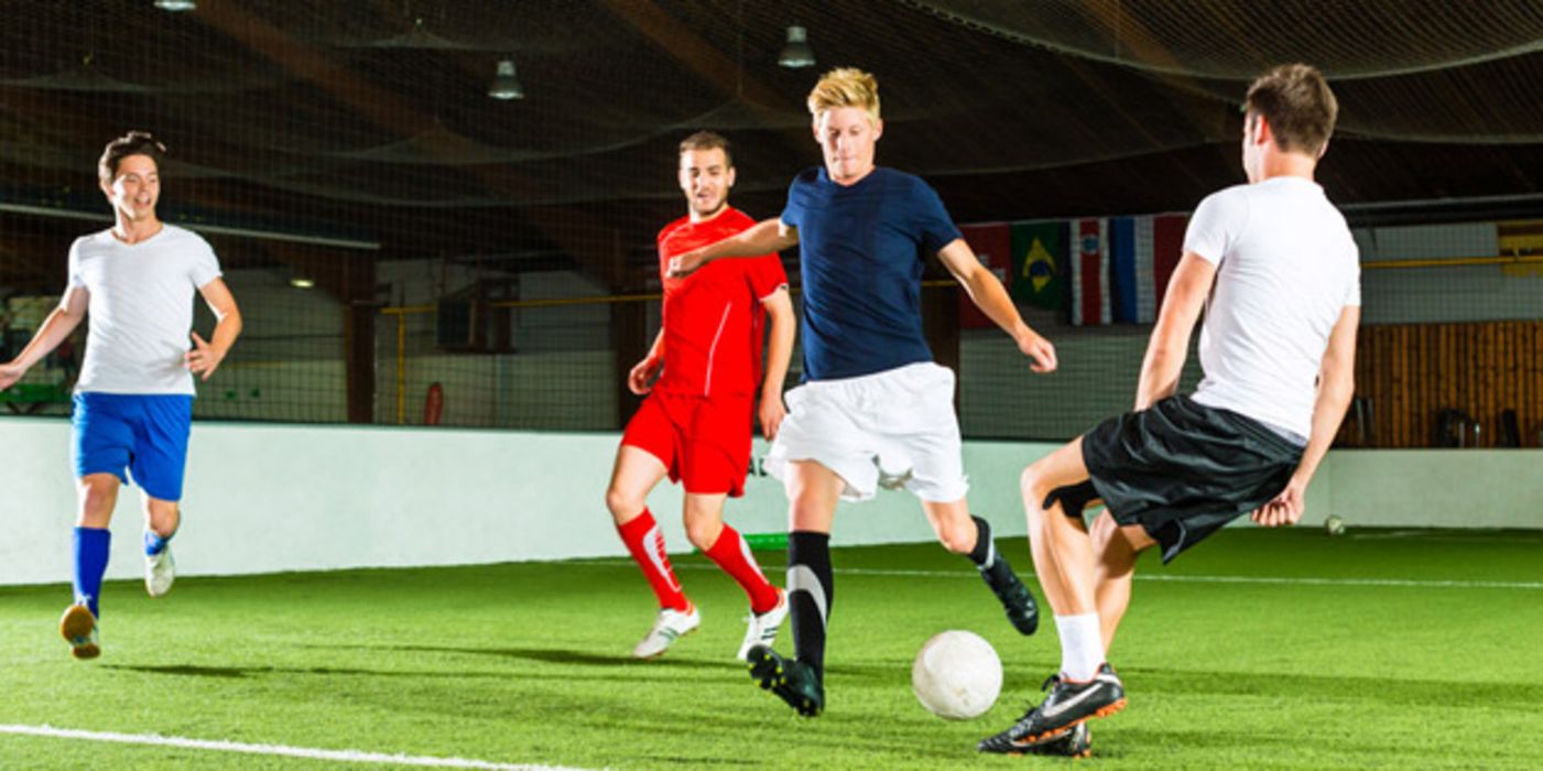 Junge Männer spielen Fußball