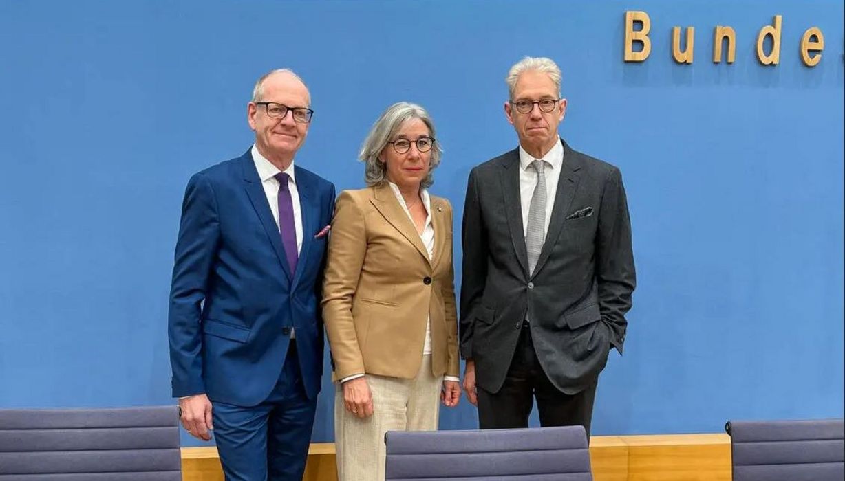 Martin Hendges, Vorstandsvorsitzender der Kassenzahnärztlichen Bundesvereinigung, ABDA-Präsidentin Gabriele Regina Overwiening, und Andreas Gassen, Vorstandsvorsitzender der Kassenärztlichen Bundesvereinigung (KBV)