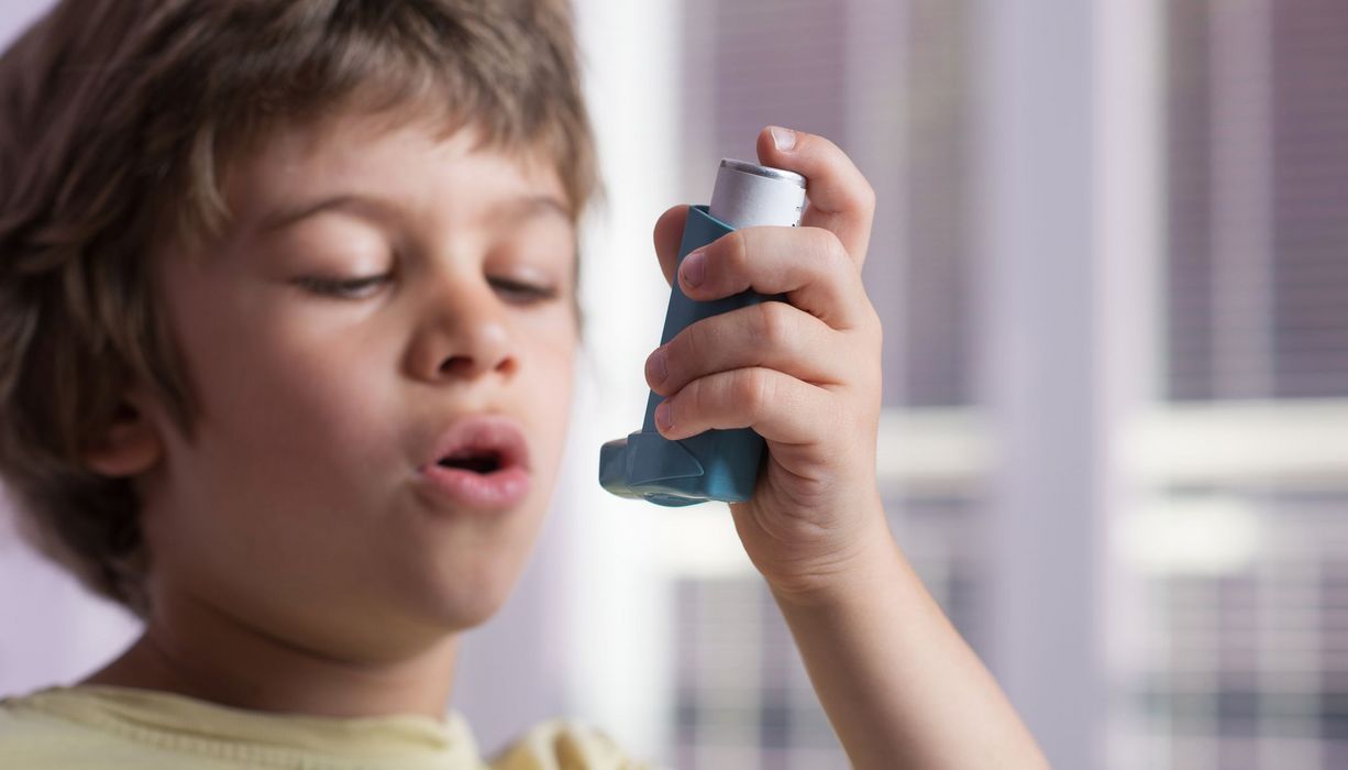 Kleiner Junge mit Asthma-Spray.