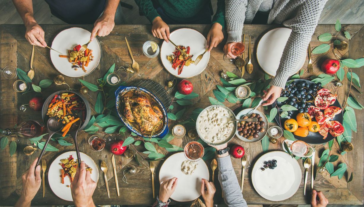 Familie beim Weihnachtsessen.