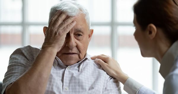 Älterer Mann, hat Schwindel und fasst sich an den Kopf.