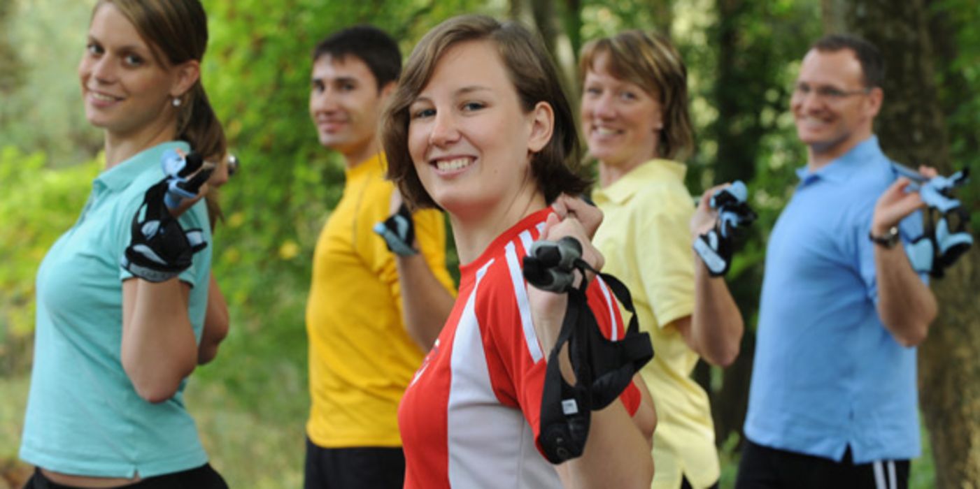 Junge Menschen beim Dehnen vor dem Sport