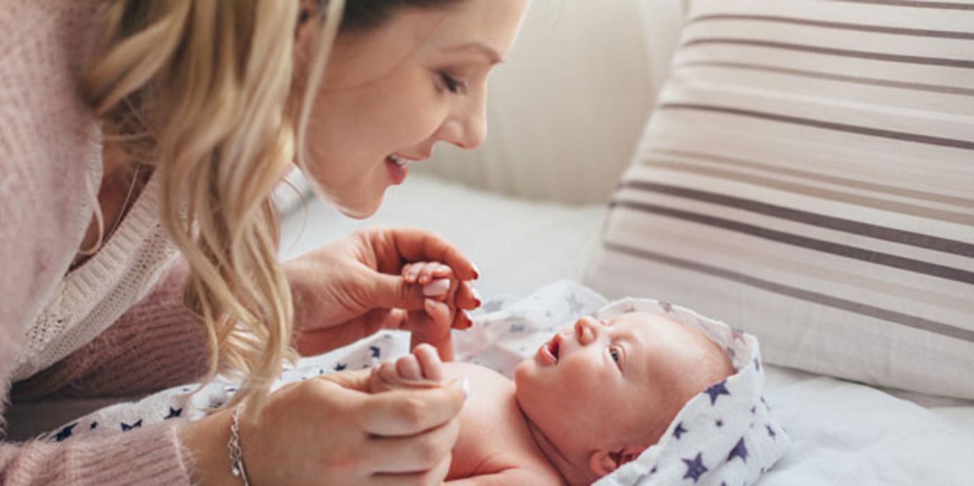 Eltern können dazu beitragen, den Wortschatz ihres Babys zu vergrößern.