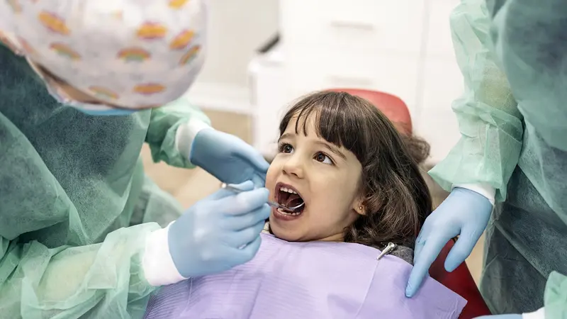 Vorschulkind zur Untersuchung beim Zahnarzt