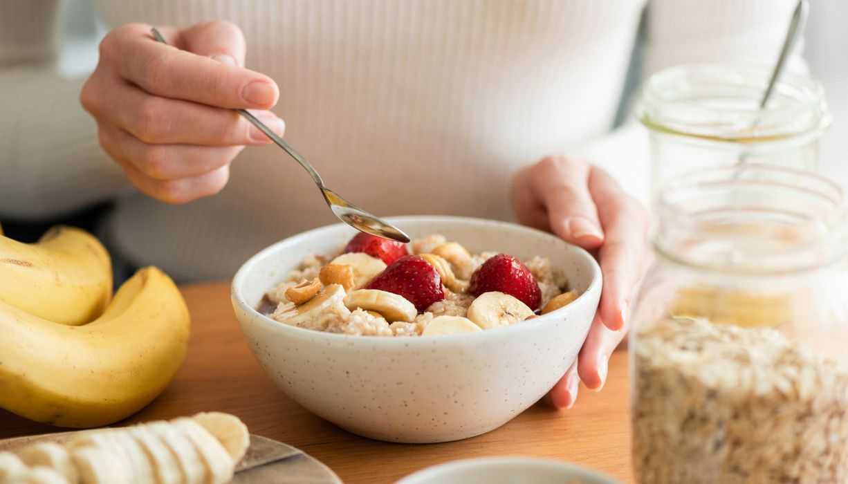 Müslischale mit Haferflocken und Obst.