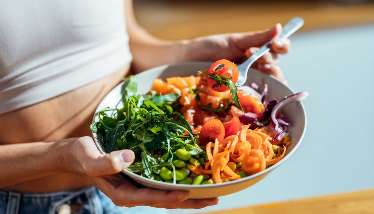 Frau mit einer großen Bowl mit Gemüse.