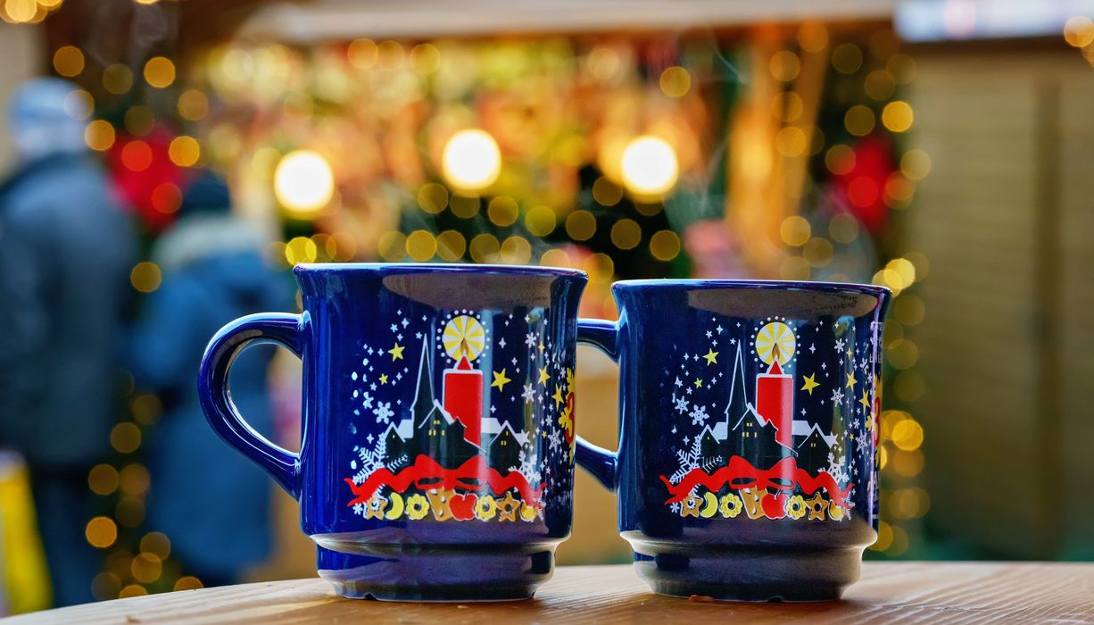 Zwei Tassen Glühwein.