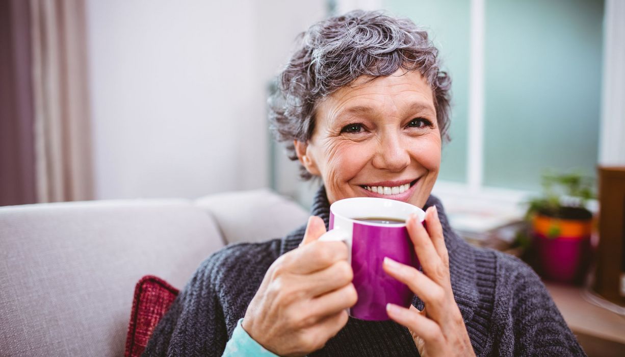 Ältere Frau mit Kaffeetassse