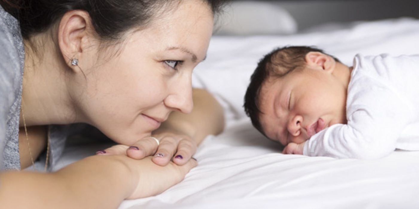 Nach der anstrengenden Geburt sind der neue Erdenbürger und seine Mutter oft ziemlich erschöpft.