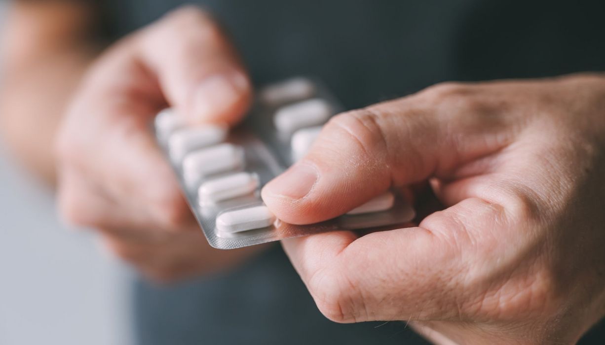 Hände halten einen Tabletten-Blister.