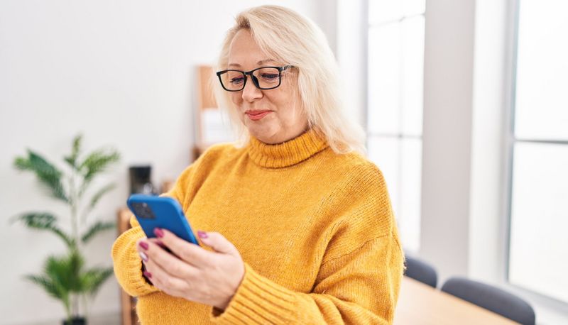 Ältere Frau mit einem Smartphone. 