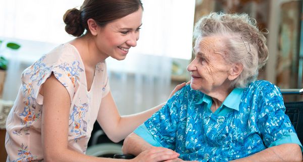 Enkelin besucht ihre Oma.