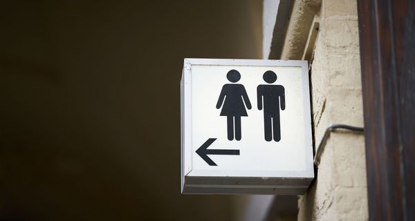 Schild mit Wegweiser zu einer öffentlichen Toilette.