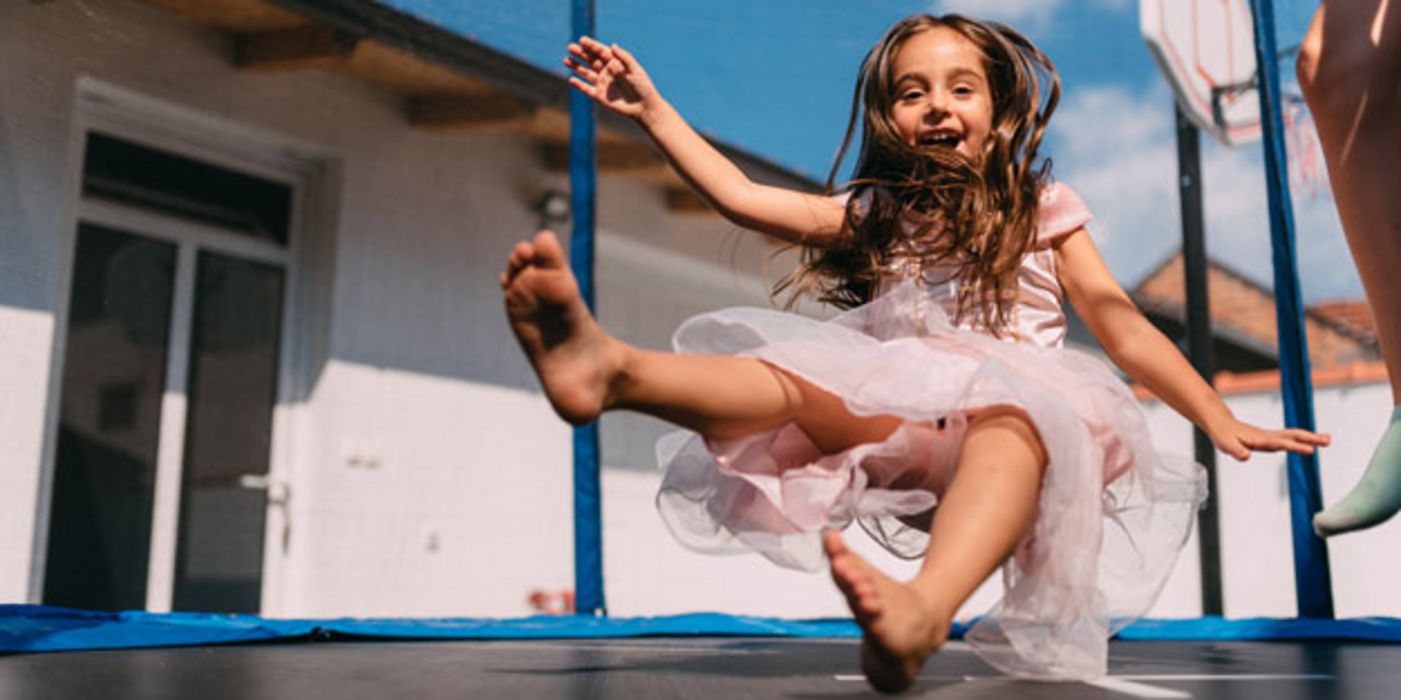 Kinder springen gerne auf dem Trampolin.